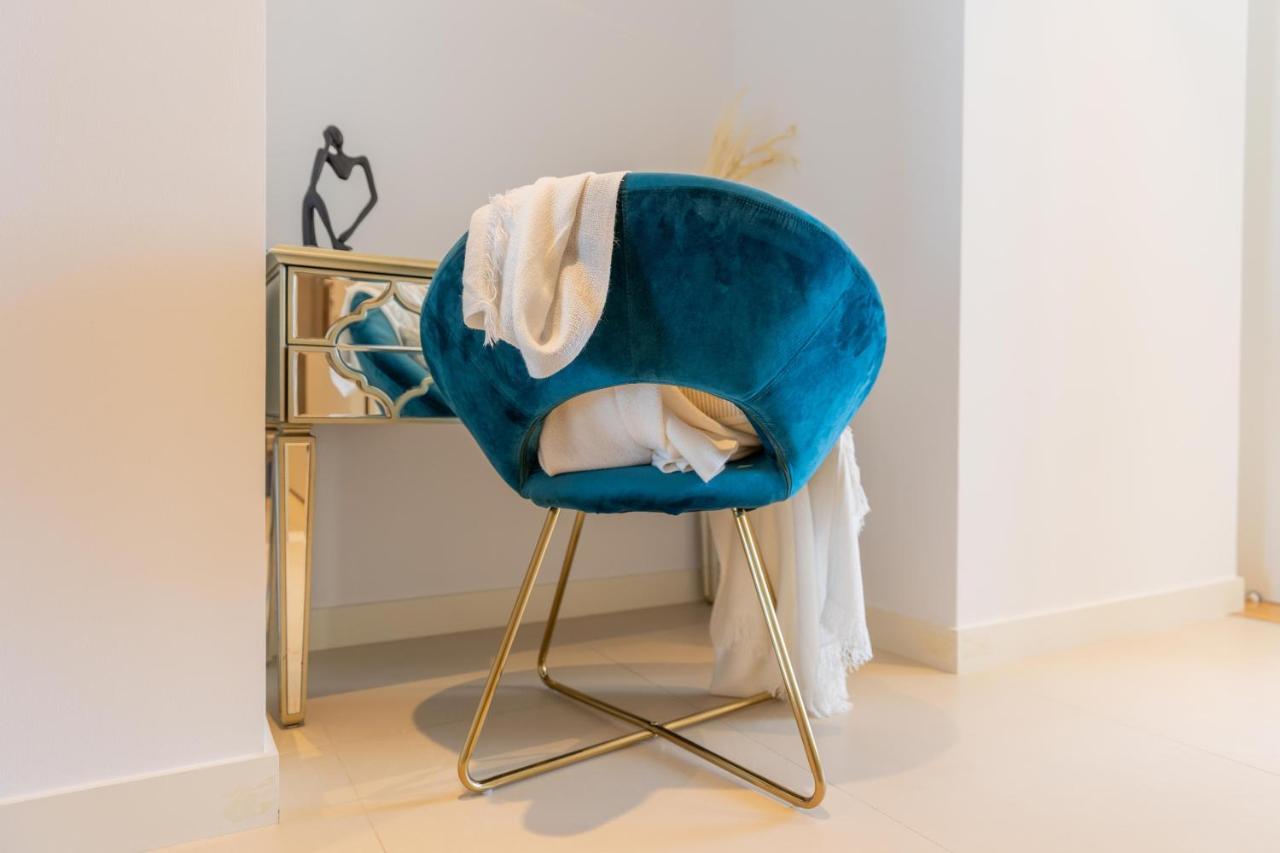 Higuests - Colorful In Bluewaters Close To